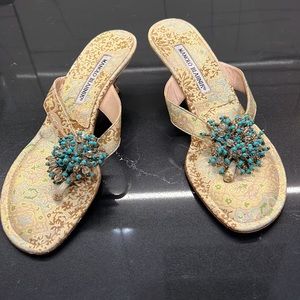 Beautiful Manolo Bllahink thong sandals with kitten heels